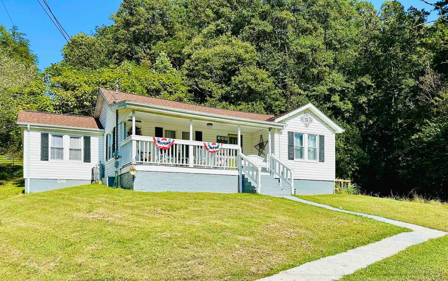 The exterior of Mamaw's House in Duffield, Virginia offers a front porch with plenty of seating for guests.